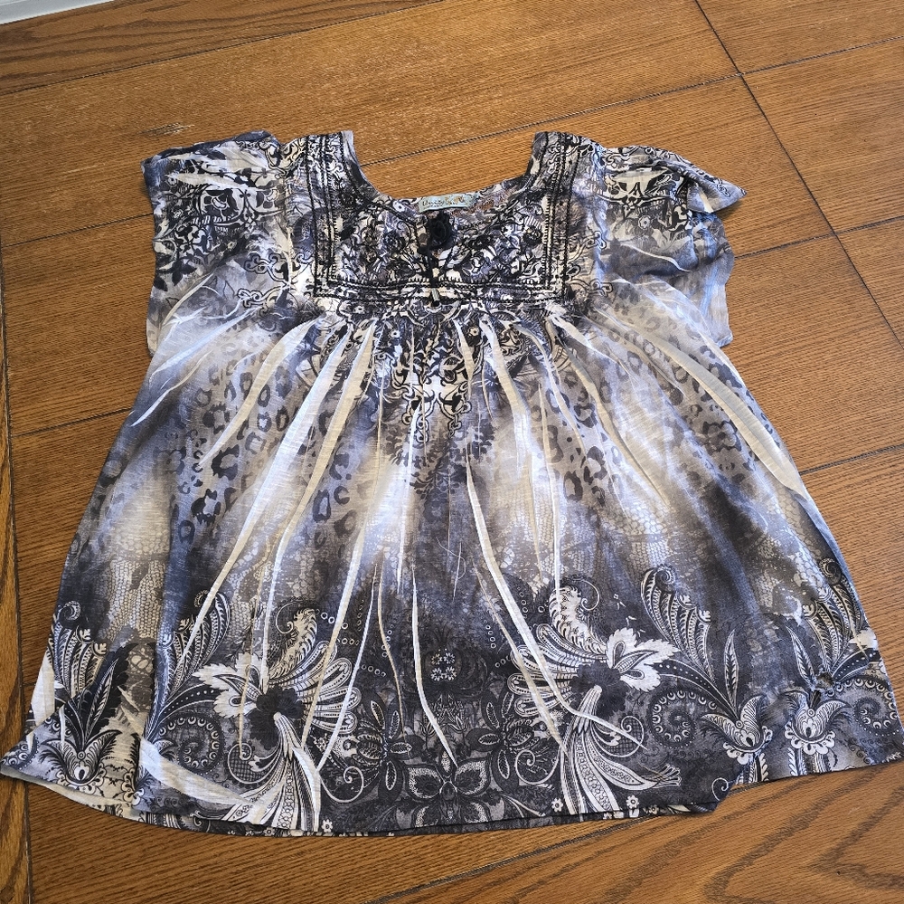 Unity World Women's Black and White Floral/Paisley Top With Lace Accent In Back
